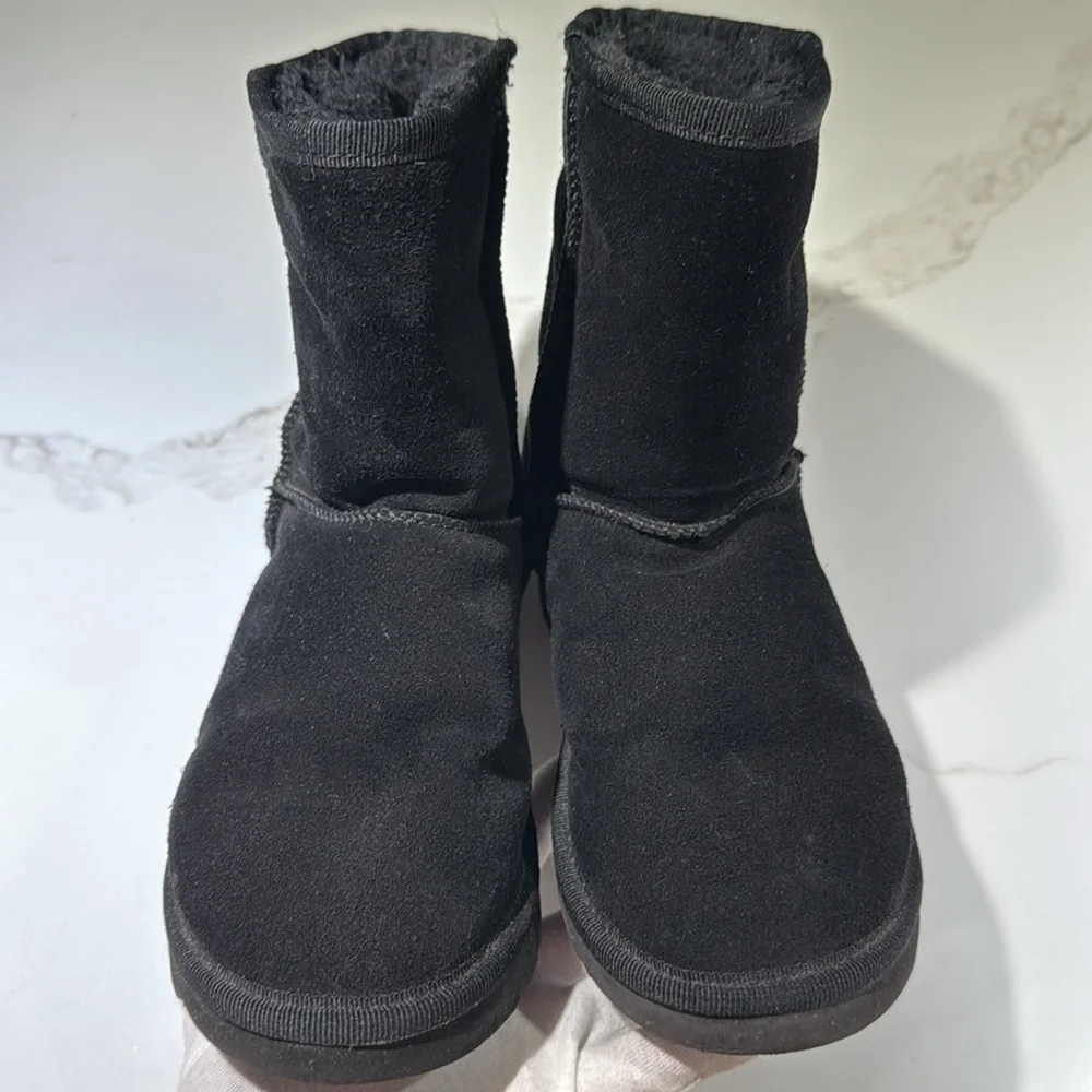 🥳🥳UGG Classic Short Boot, Authentic, Leather & Genuine Sheepskin, Size W5